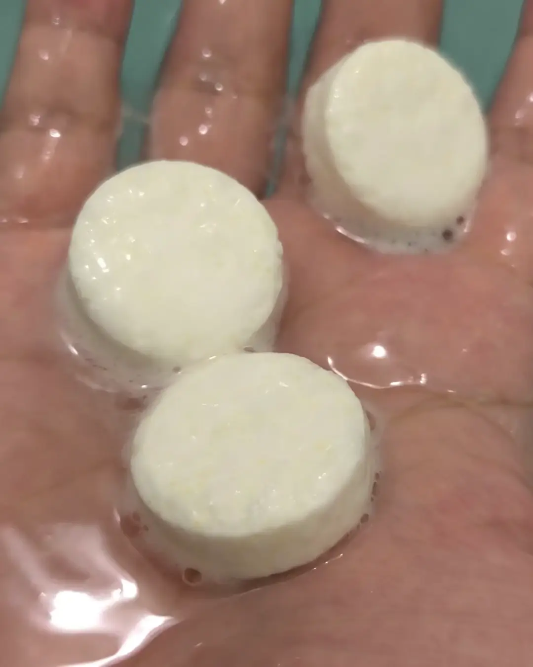 Rikiyaが撮影した、薬用Medicated Hot Tabが発泡し始めた手元の実写映像