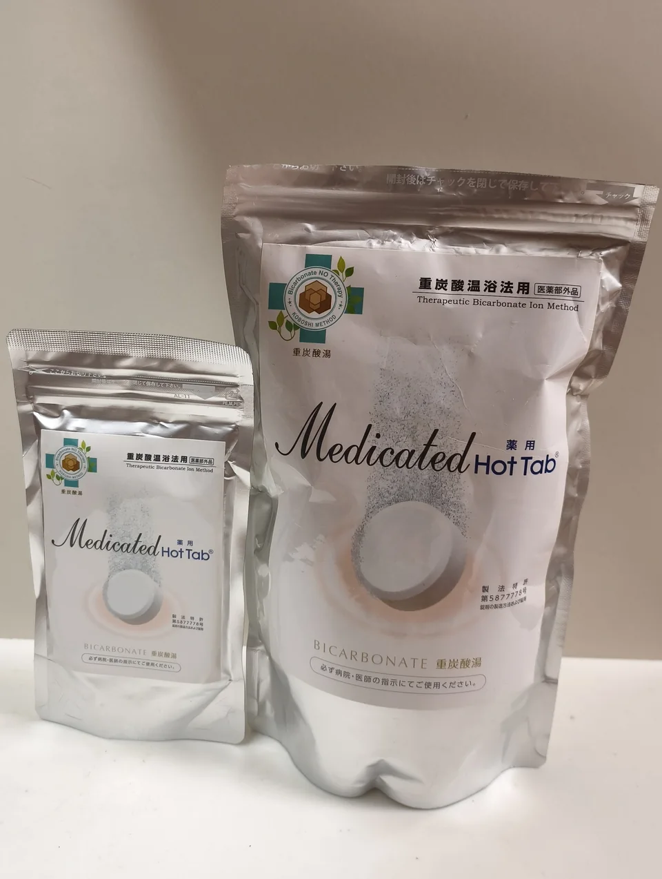 Rikiyaが撮影した、実際に使用した銀色パッケージの薬用Medicated Hot Tab大小2袋